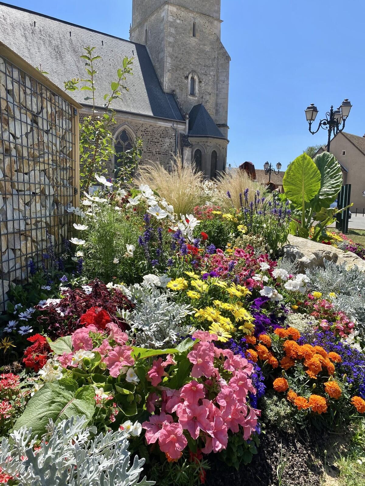 Le fleurissement du bourg de Marolles-les-Braults